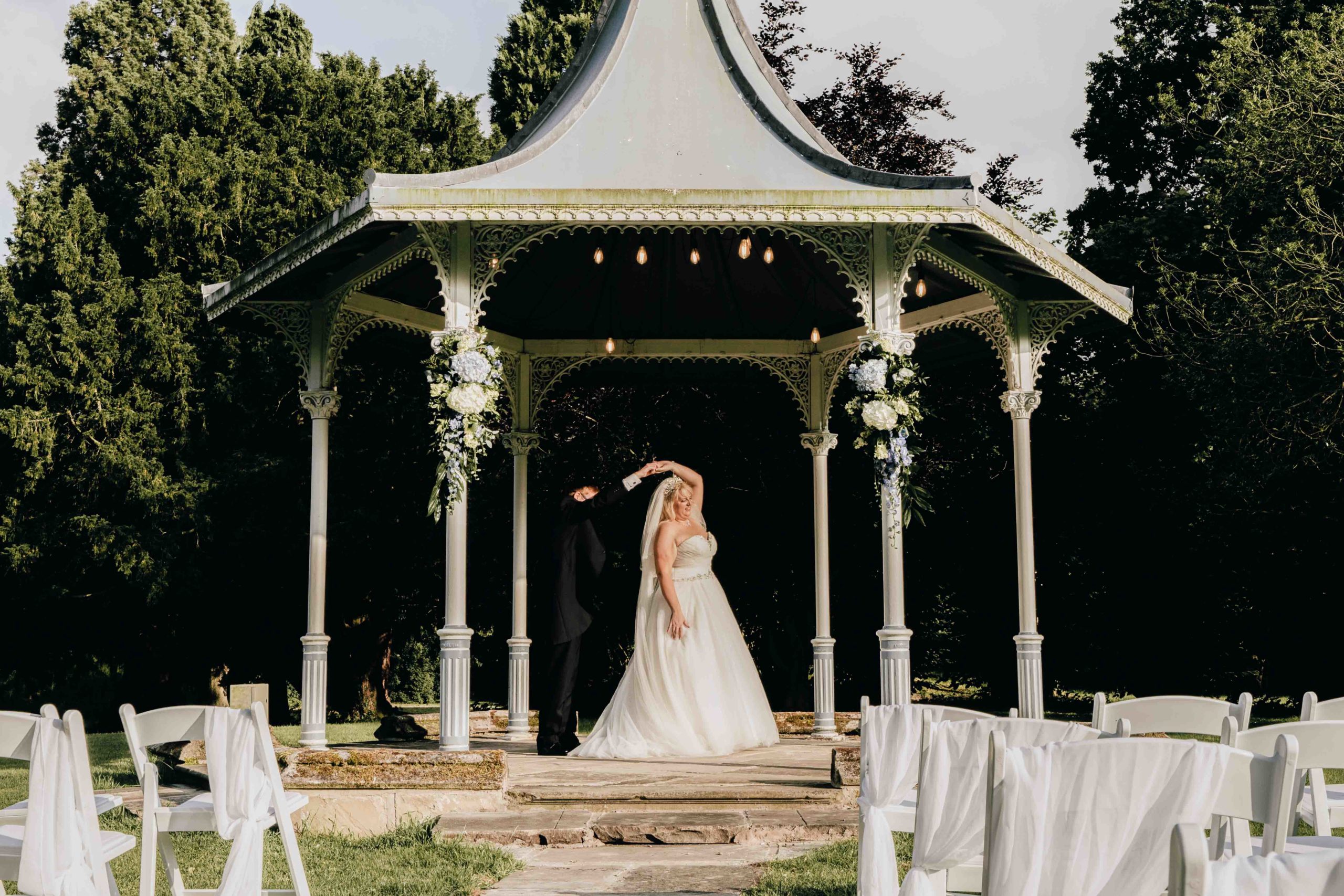 Beautiful wedding portraits at Thicket priory
