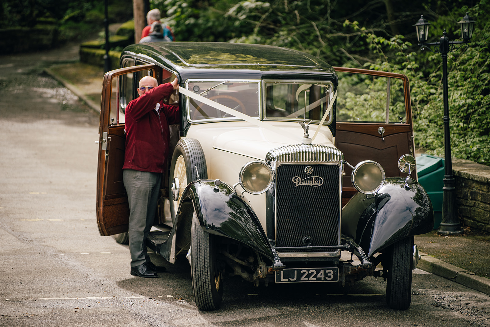 Daimler wedding car Moorlands Inn, Halifax